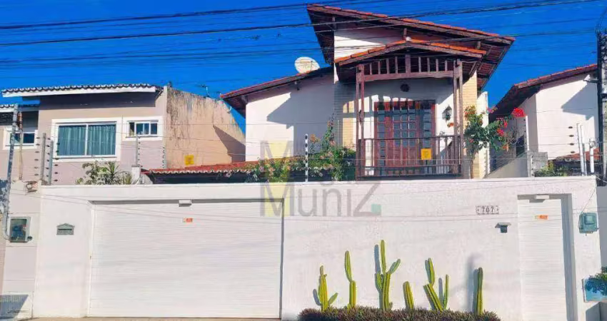 Casa/dúplex com 4 suítes, dependência com banheiro para empregada e área de lazer com churrasqueira.