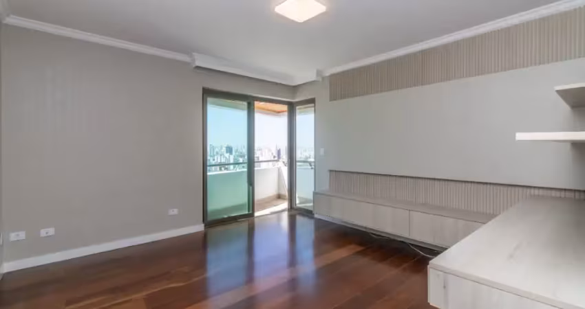 Uma cobertura rara, que une espaço, sofisticação e localização privilegiada.