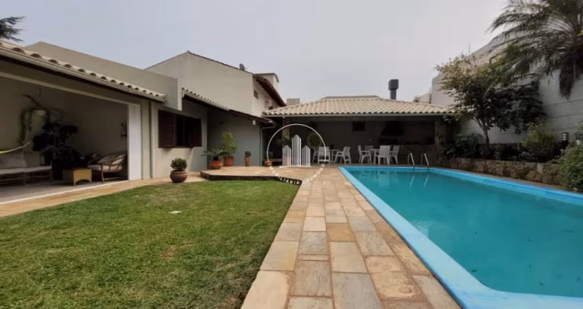 Casa 3 Quartos com Piscina - Itaguaçu