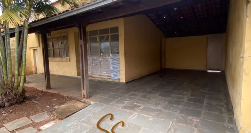 OPORTUNIDADE IMPERDÍVEL!  CASA À VENDA NO CENTRO DE MATEUS LEME/MG ️  Área total: 360m²