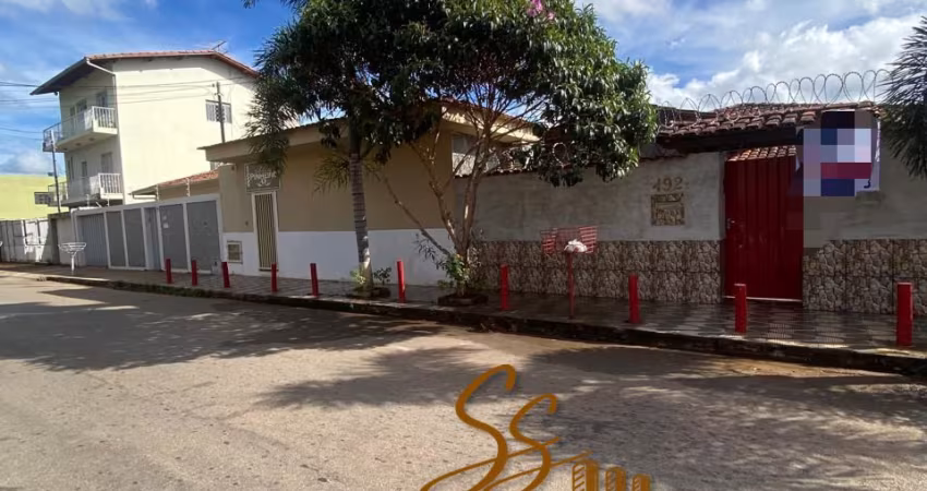 Casa de Esquina com 414m² em Rua Comercial, Centro de Mateus Leme/MG