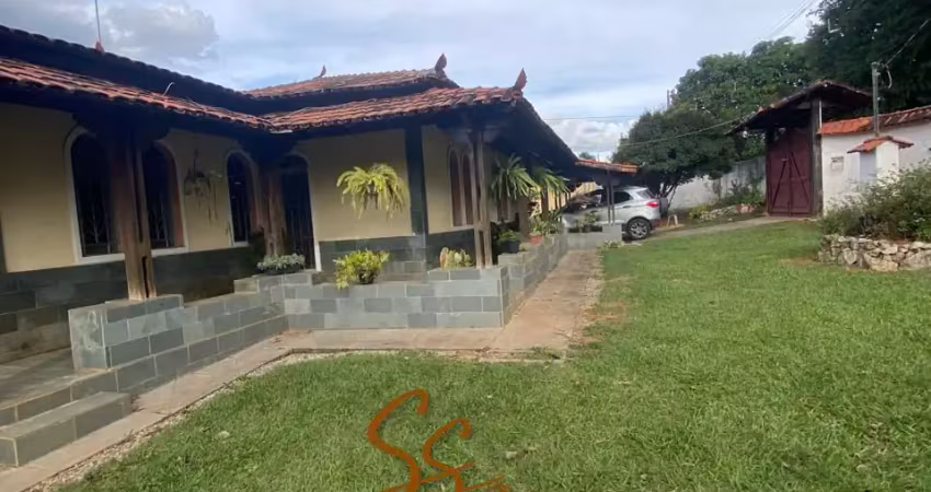 Casa com Excelente Estrutura e Amplo Terreno   Área total aproximada: 844,75m²  Área construída: 294,84m²