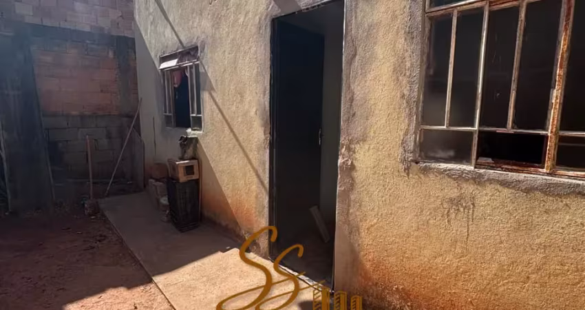 Casa simples no bairro vale dos araçás – mateus leme/mg   localizada em rua asfaltada, em região tranquila.