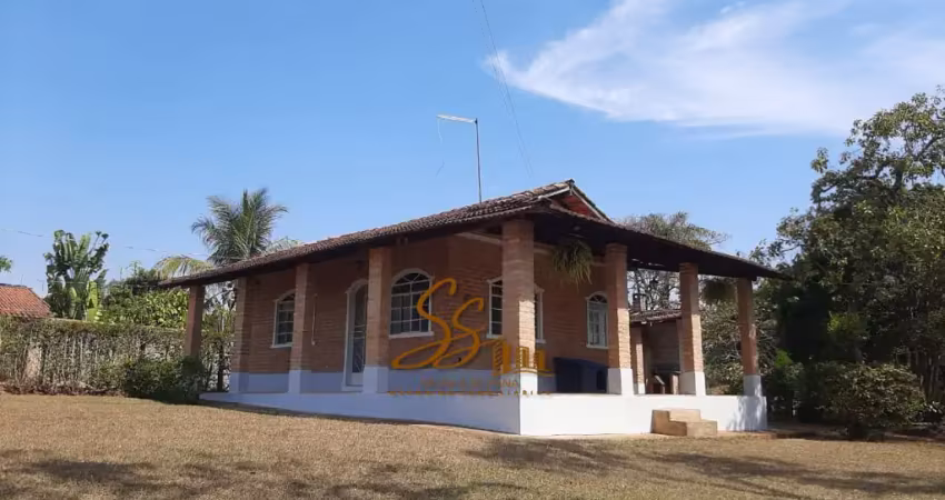 Casa à venda no condomínio icaraí – juatuba/mg   casa em estilo rústico de tijolinhos, composta por: