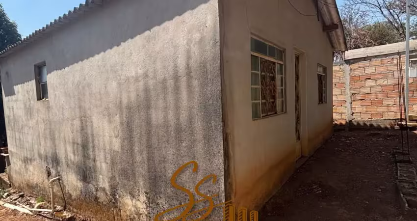 Casa à venda – bairro central, mateus leme/mg  lote: 300 m² imóvel simples, mas aconchegante, ideal para quem busca tranquilidade e contato com a naturez