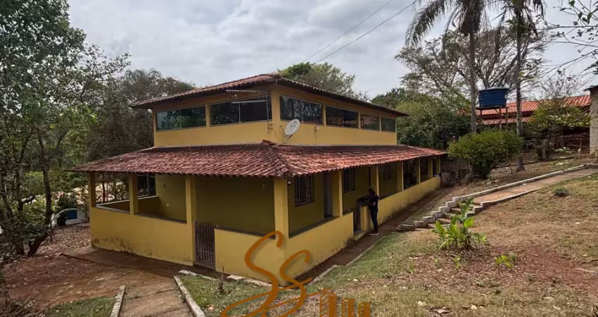 Chácara na região dos freitas – serra azul, mateus leme/mg  excelente oportunidade para quem busca lazer e conforto em meio à natureza!  área total: 1.500 m²