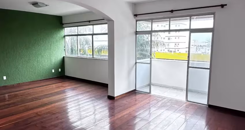 Apartamento 4/4 sendo 01 suíte, localização privilegiada, nascente!!