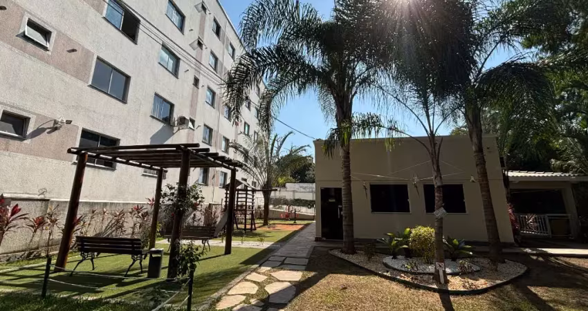 Apartamento térreo com 2 quartos e quintal em condomínio fechado