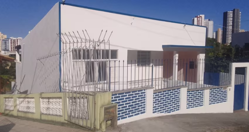 Ótima casa com dois pavimentos e quintal à venda no Acupe de Brotas!