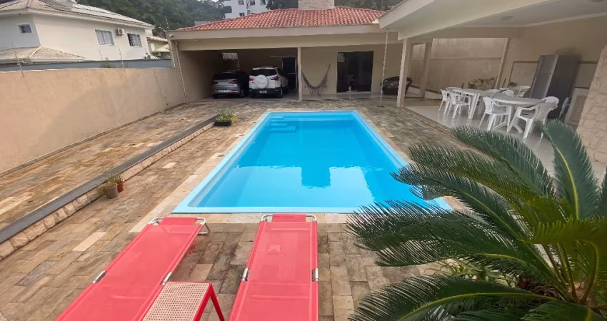 Casa térrea - Averbada com piscina - São 203 m²