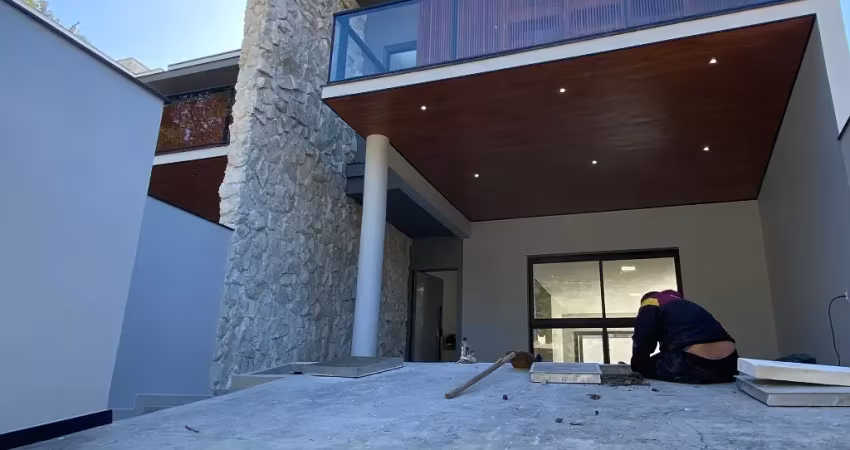 Sobrado de 3 suítes novo | altíssimo padrão - 300 metros mar