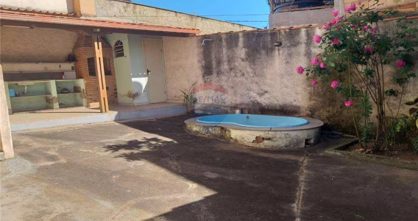 Encantadora Casa com Piscina  á venda no Bairro São Sebastião !