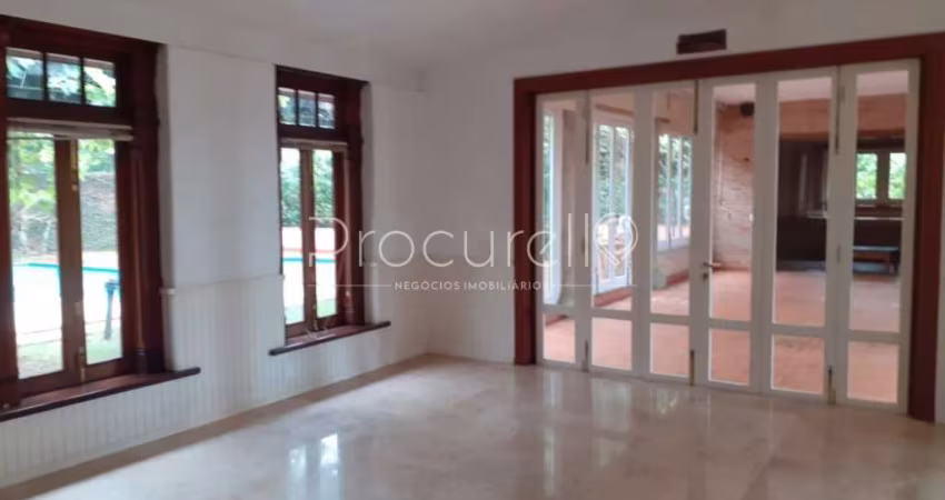 CASA EM CONDOMÍNIO COM 871,06 M² 05 QUARTOS SENDO 03 SUÍTES.