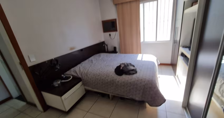 Apartamento de 2 quartos com suíte no miolo da Praia do Canto
