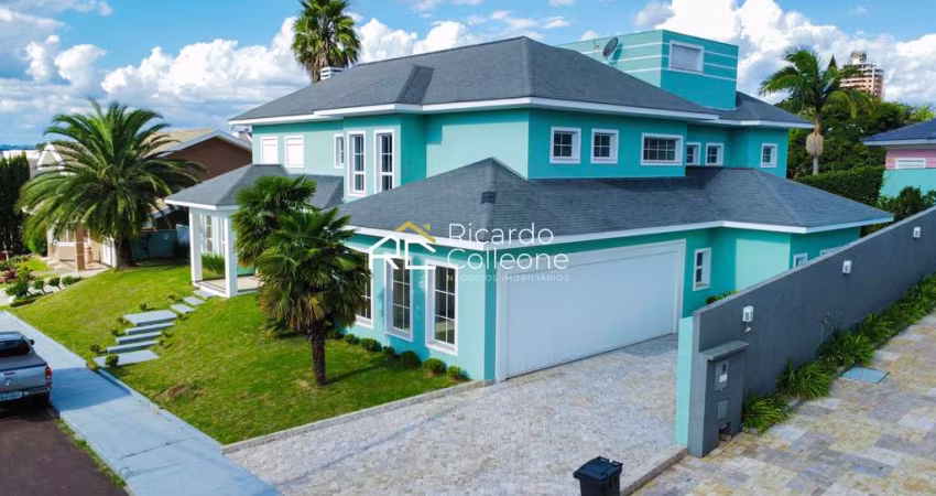 Casa em Condomínio fechado, 700m2, 05 Suítes, Elevador, Piscina.