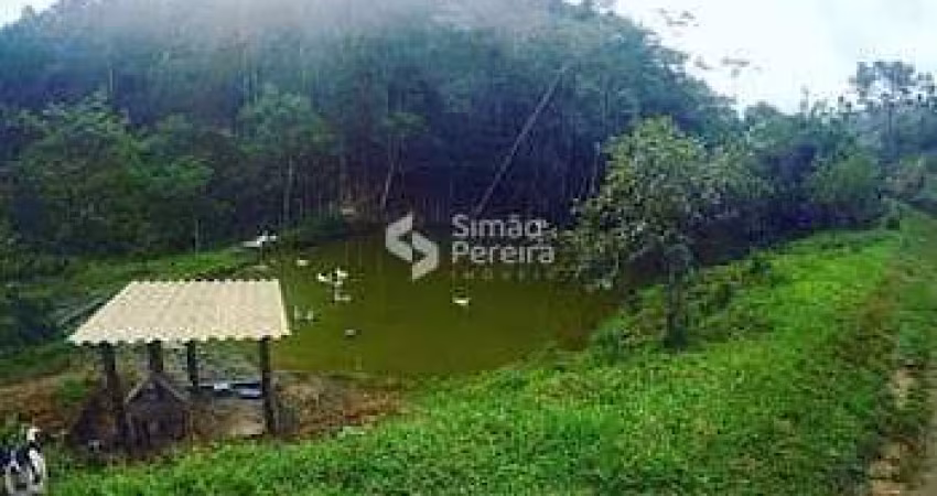 Sítio à venda em Lima Duarte, MG, ao lado do novo parque da Serra da Mantiqueira.