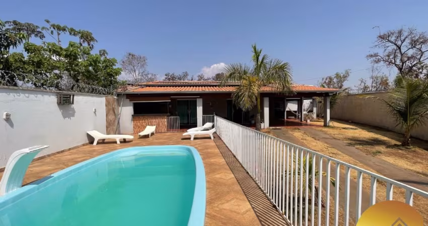 Excelente oportunidade! Casa com piscina a venda em Caldas Novas, 4Q, fogão a lenha, sala ampla