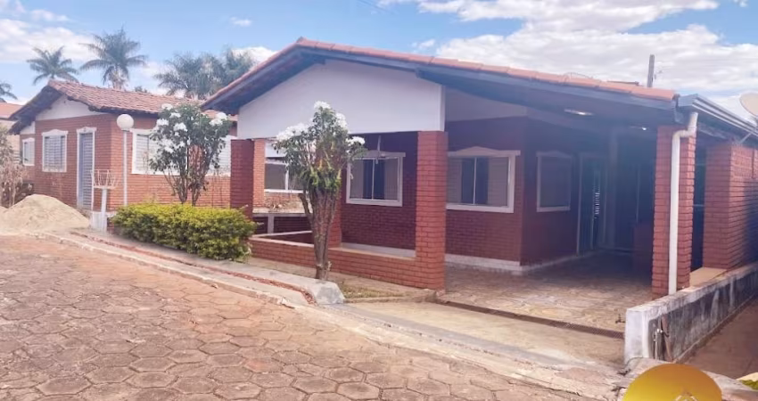 Chalé em Caldas Novas com 3 quartos sendo 2 suítes, sala , cozinha, banheiro social e varanda.