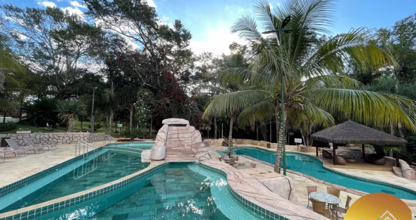 Lindo Flat mobiliado a venda em Caldas Novas, com piscinas termais, rodeado de muita natureza