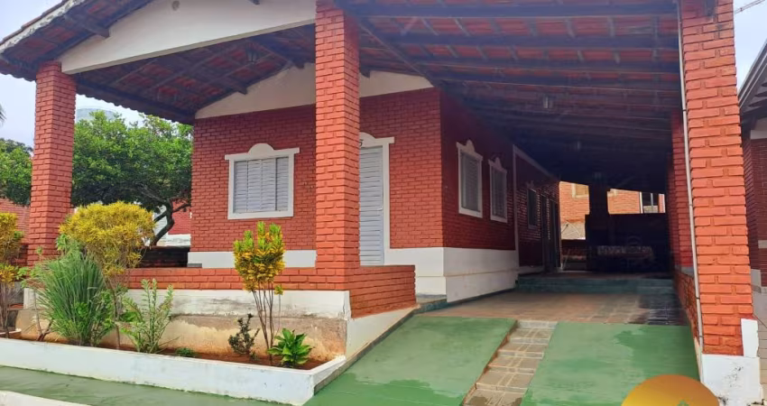 Chalé com 2 quartos, sendo 1 suíte, sala ampla, cozinha, banheiro social, varanda ampla com churrasqueira
