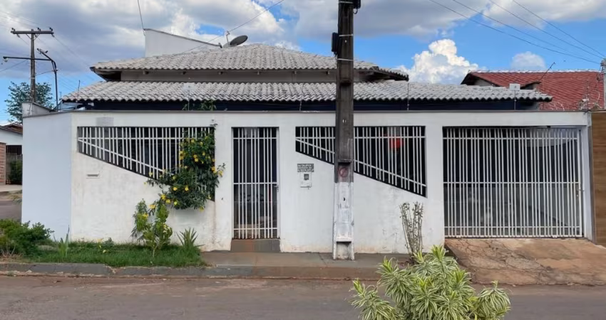 Oportunidade! Casa de esquina em Pires do Rio, 3Q, 1 suíte, quintal, varanda