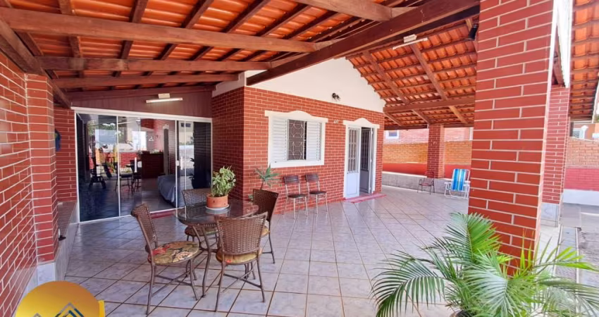 Chalé 2 quartos ambos suítes, 2 salas, cozinha rica em armários, varanda com churrasqueira