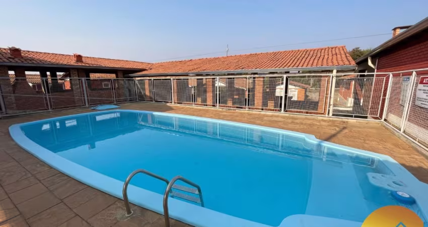 Chalé com 3 quartos, sendo 1 suíte, sala, cozinha ampla com armários, churrasqueira, piscina, sauna