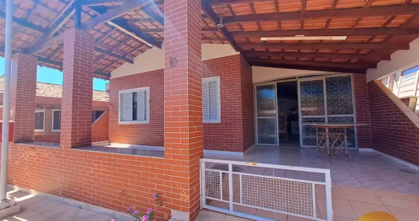 Excelente chalé em caldas novas com 4 suítes, laje, sala e cozinha conjugadas!