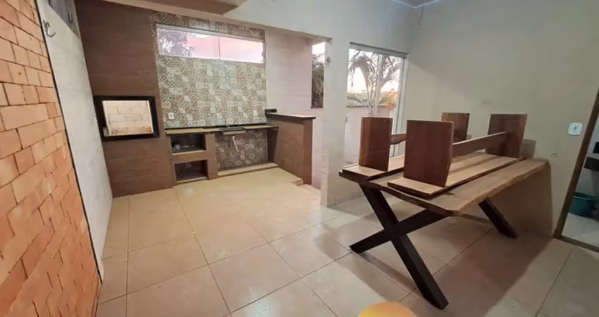 Chalé com acabamento impecável,  cozinha ampla com armários planejados, 3quartos, varanda com churrasqueira
