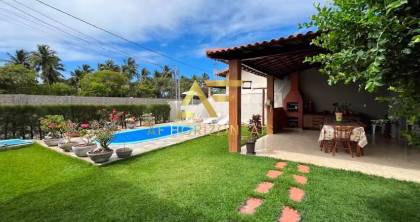 Casa aconchegante, com piscina, perto da praia e do shopping.
