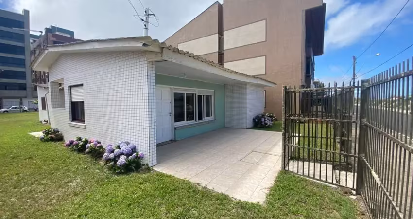 Casa na beira mar ao lado da praça flávio boianoviski e quiosque do vavá em capão da canoa