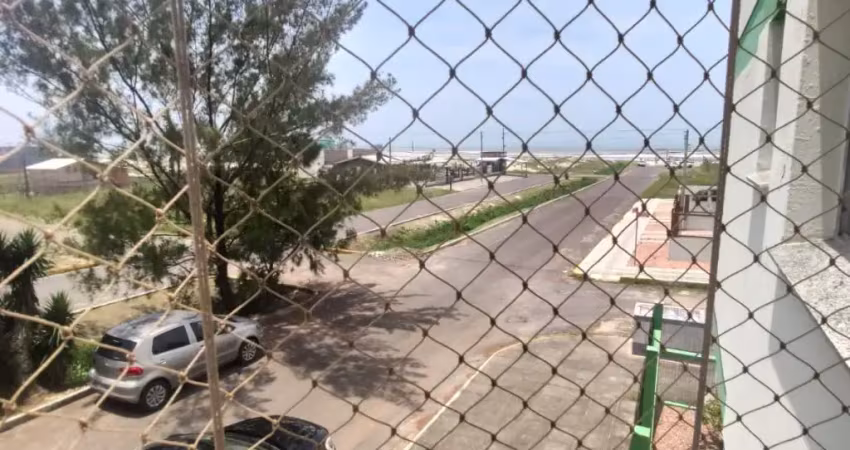 1 quarto com sacada e vista para o mar a 20 metros da praia .