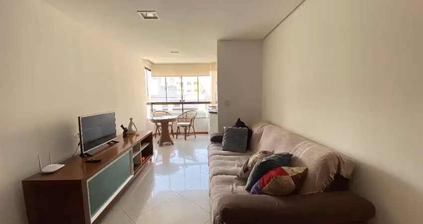 *com piscina* ao lado da praça a 20 metros da praia