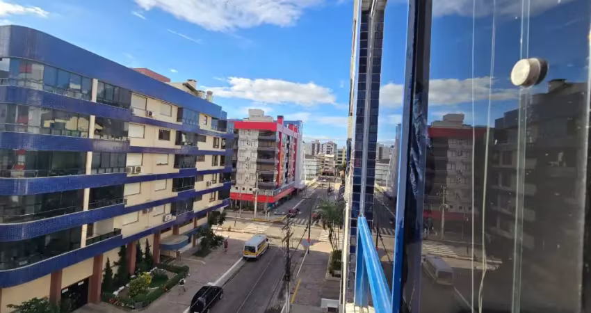 Oportunidade única! 3dorm. c/ ar e sacada de frente no coração de capão da canoa