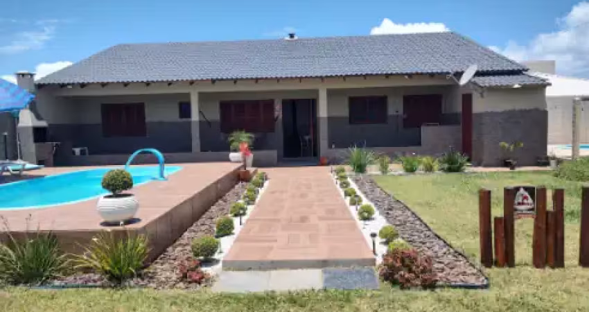 Casa com piscina próximo ao mar e centro de capão da canoa para aluguel por diárias