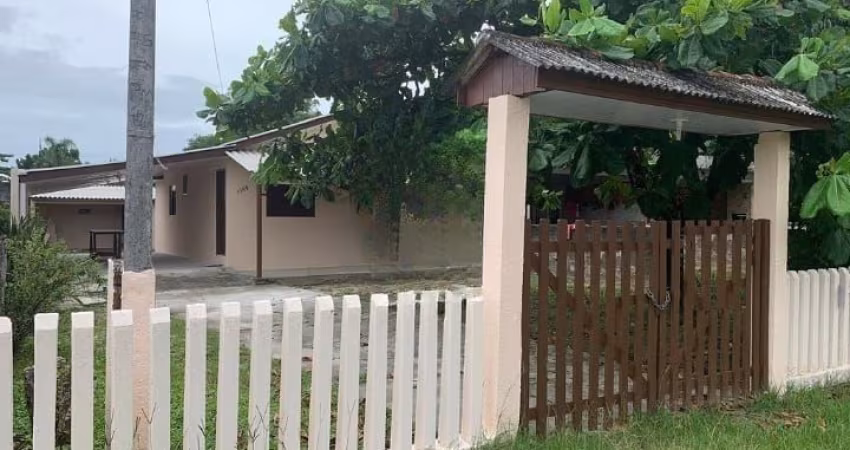 Casa com área de lazer em Shangrilá