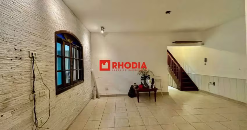 Casa de família, 3 casas no mesmo terreno com 8x30m, ótimo estado, ótima localização, pronta para morar/investir