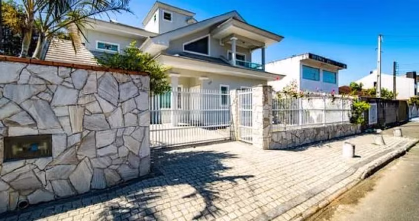 Sobrado dos Seus Sonhos à Venda: Luxo e Conforto no Iririu!
