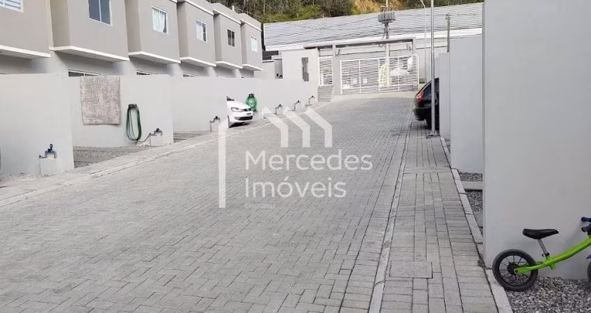 Sobrado com 2 dormitórios à venda, 70 m² por R$ 365.000,00 - Espinheiros - Itajaí/SC