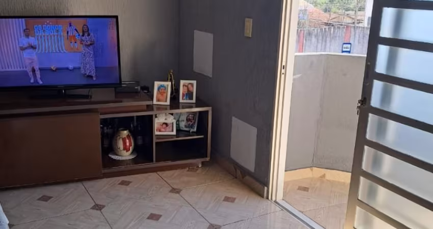 Casa assobradada com 3 dormitórios no bairro Monte Castelo/SJC