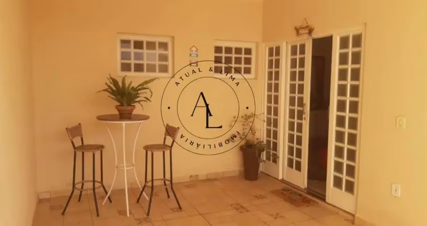 Casa aconchegante com 3 quartos (1 suíte), quintal e jardim na frente!