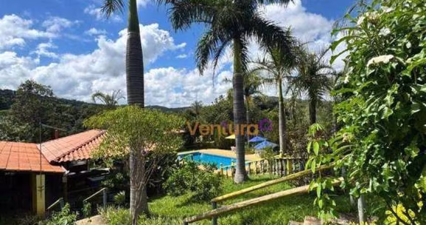 Sitio com 7 suítes e uma casa com três quartos