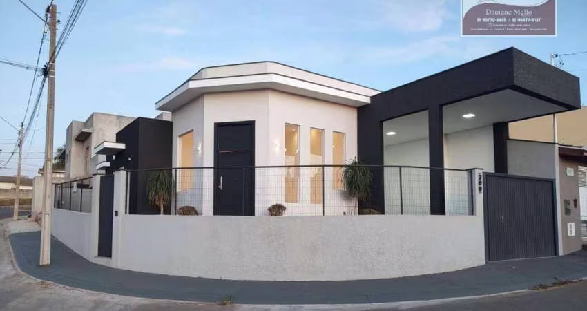 Belíssima casa de esquina, localizada no Residencial Quinta dos Vinhedos.