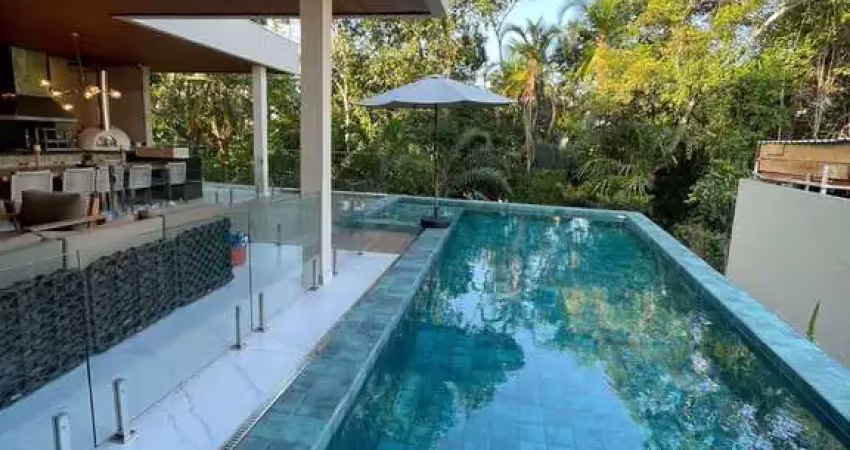 Alphaville 1, alto luxo, finamente decorada, 739m², escritório, 6 vagas, 5 suítes, jacuzzi, cinema, adega, academia. Agende sua visita!
