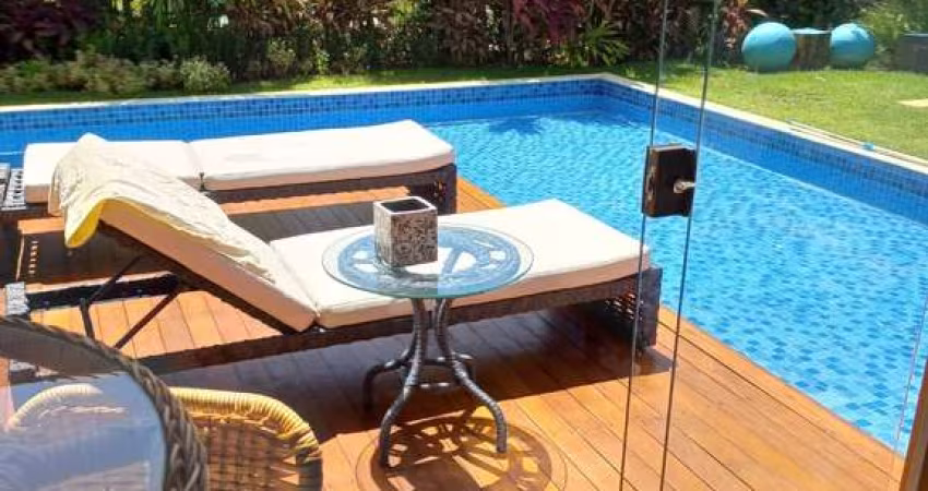 Mansão, 596m², 5 quartos, fino acabamento, recém construída, 5 suítes, piscina privativa, mobiliada, finamente decorado, alto luxo. Agente sua visita!