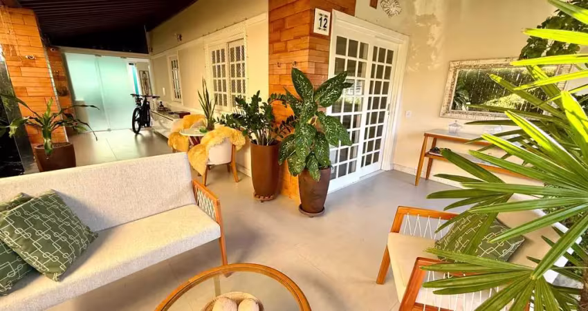 Casa alto luxo 435m², suíte master com closet e hidromassagem, piscina privativa, fino acabamento, climatizada, área gourmet, finamente decorada!
