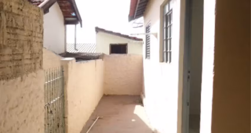 Ótima oportunidade para locação casa de fundos bairro paulicéia
