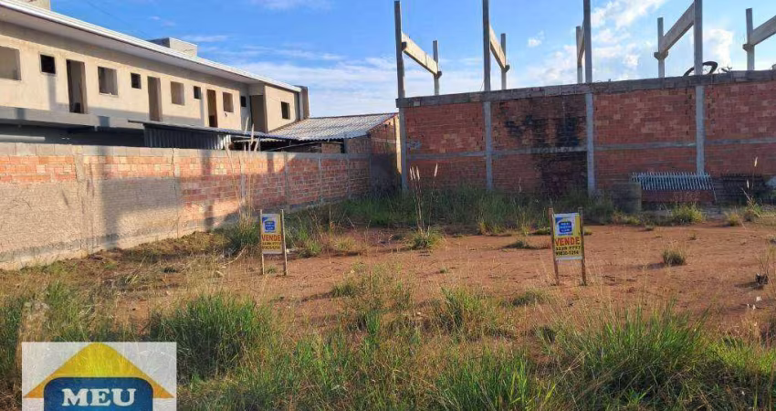 Terreno plano de 120m² em rua asfaltada com sol da manhã