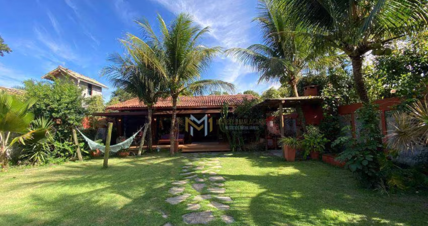 Casa excelente com amplo quintal perto da praia em Arraial!