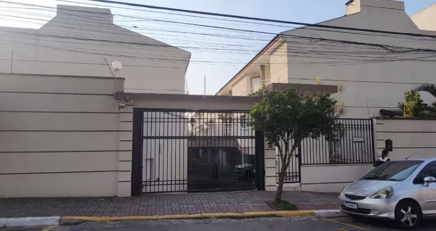 Lindo sobrado em condomínio fechado, projeto muito ela dorado, cômodos grandes , cozinha ampla.